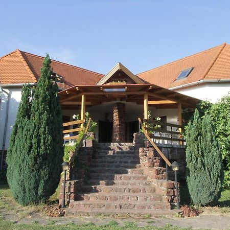 Voeroesko Apartmanhaz Révfülöp Εξωτερικό φωτογραφία